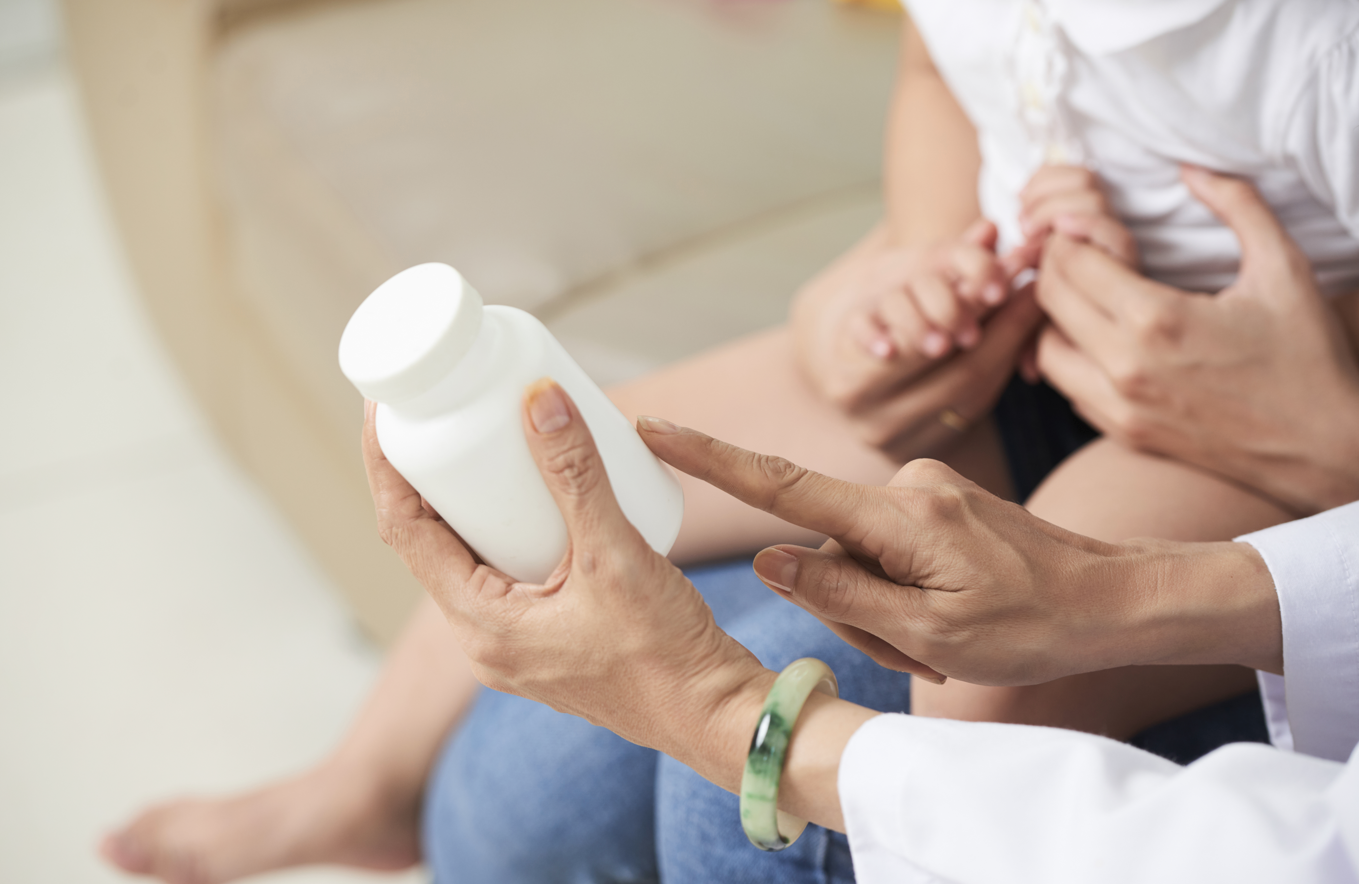 Anak susah minum obat, cara minum obat anak, tips parenting anak sakit, Bunda, si Kecil